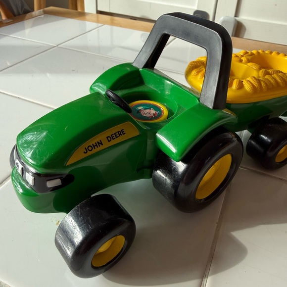 Vintage John Deere Pull-Along Animal Hayride Tractor Toy Tomy ERTL - No Sound - Picture 2 of 9
